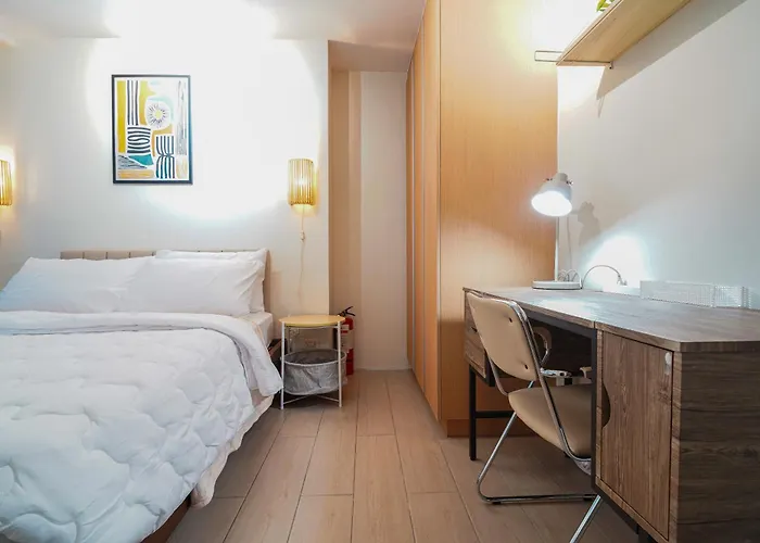 New! Roomy & Zen Wi-fi 350mbps Uptown Bgc Backhome7